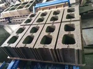 Maskine til fremstilling af hulblokke til beton